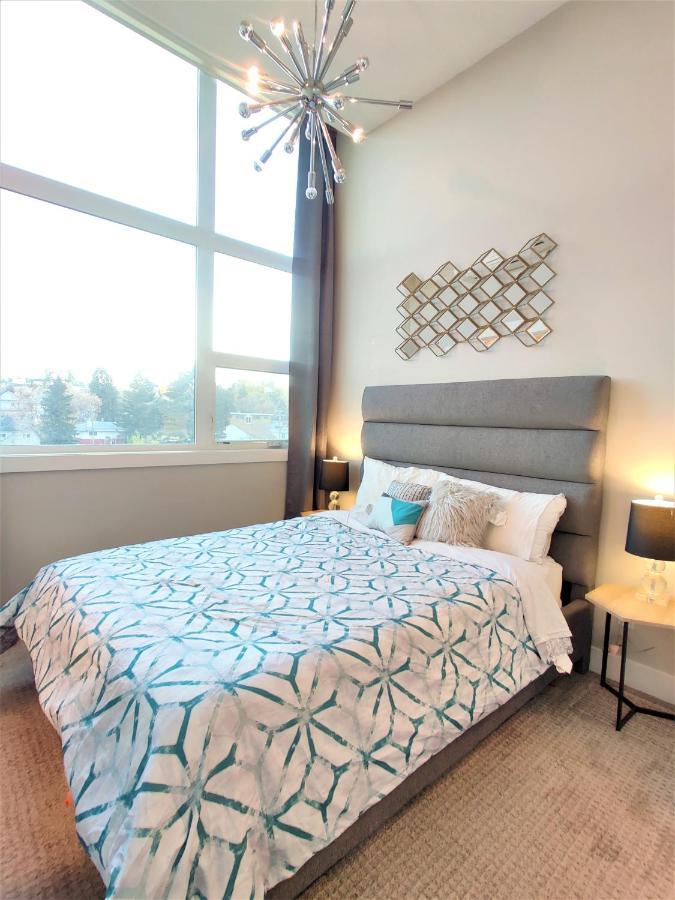 Monki Di Executive Suites - Glas - Luxury Inner City Home 3 Min To Downtown W Private Rooftop Patio Fireplace YYC Exteriör bild