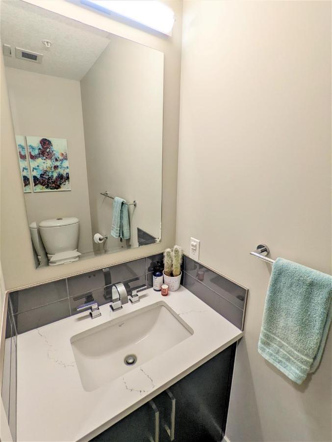 Monki Di Executive Suites - Glas - Luxury Inner City Home 3 Min To Downtown W Private Rooftop Patio Fireplace YYC Exteriör bild