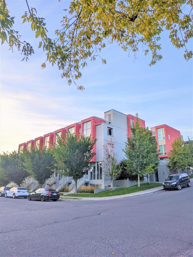 Monki Di Executive Suites - Glas - Luxury Inner City Home 3 Min To Downtown W Private Rooftop Patio Fireplace YYC Exteriör bild