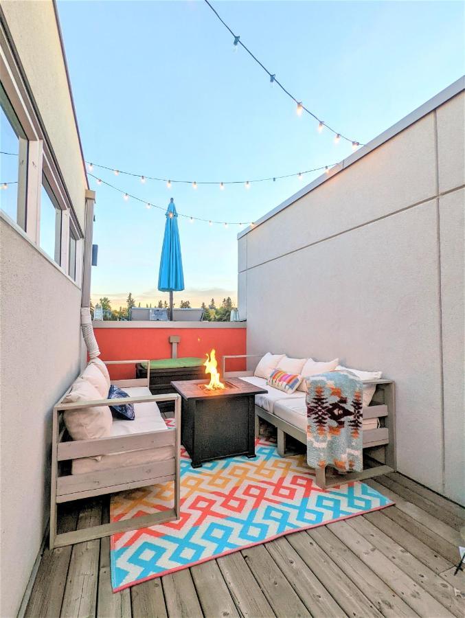 Monki Di Executive Suites - Glas - Luxury Inner City Home 3 Min To Downtown W Private Rooftop Patio Fireplace YYC Exteriör bild