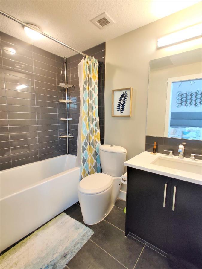 Monki Di Executive Suites - Glas - Luxury Inner City Home 3 Min To Downtown W Private Rooftop Patio Fireplace YYC Exteriör bild