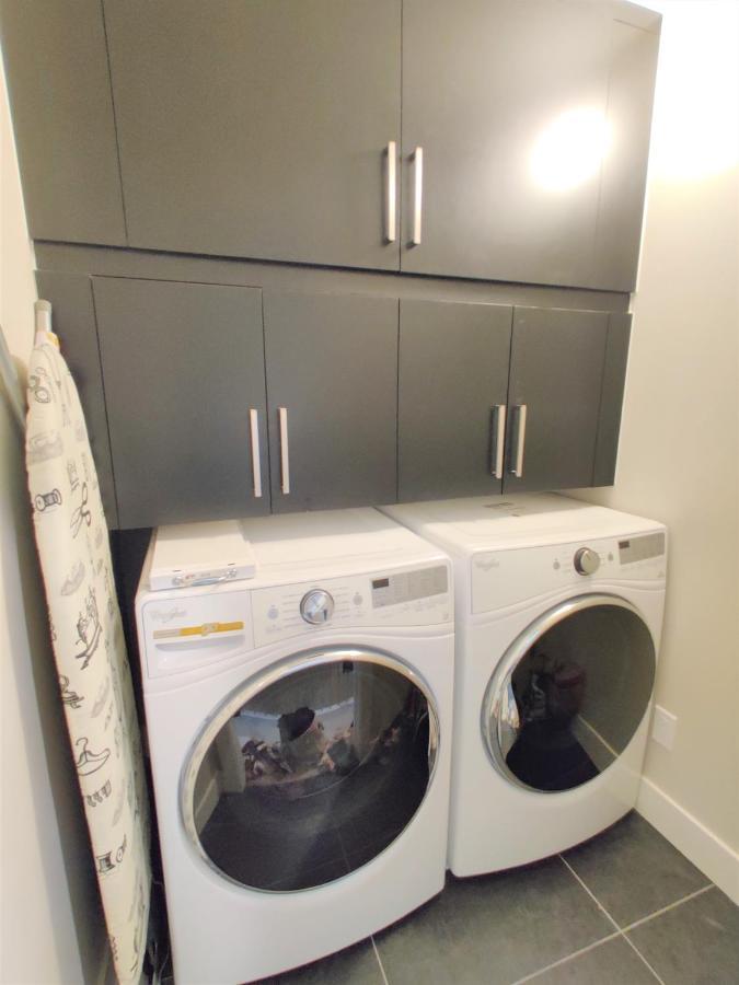 Monki Di Executive Suites - Glas - Luxury Inner City Home 3 Min To Downtown W Private Rooftop Patio Fireplace YYC Exteriör bild